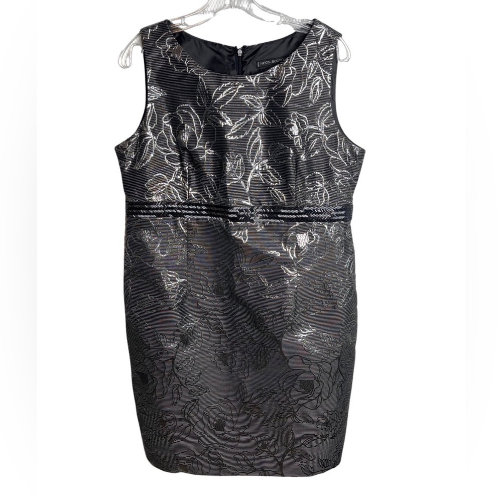 Nipon Boutique black and silver zip back and small slit size 14P sheath dress